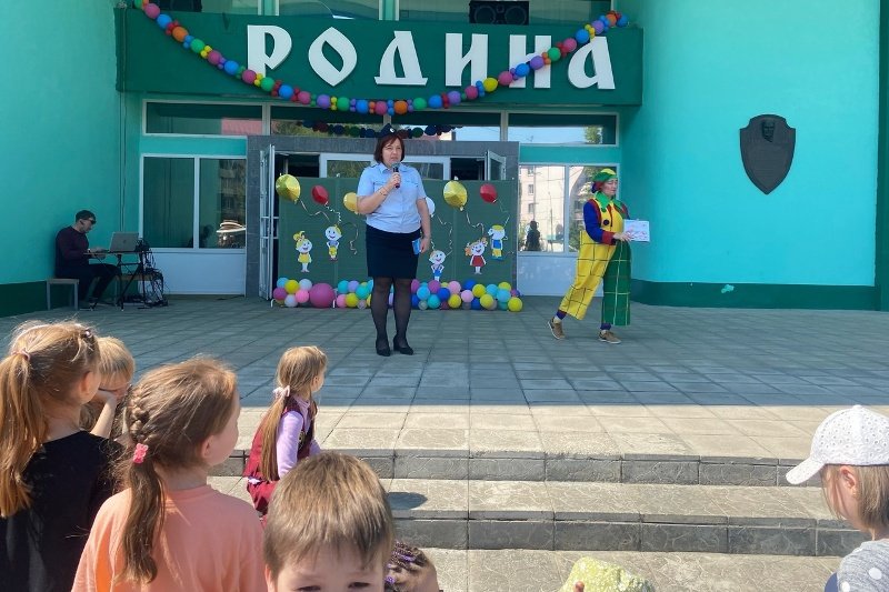 В молодежном центре «Родина» города Бийска сотрудники Госавтоинспекции провели для малышей праздник детства