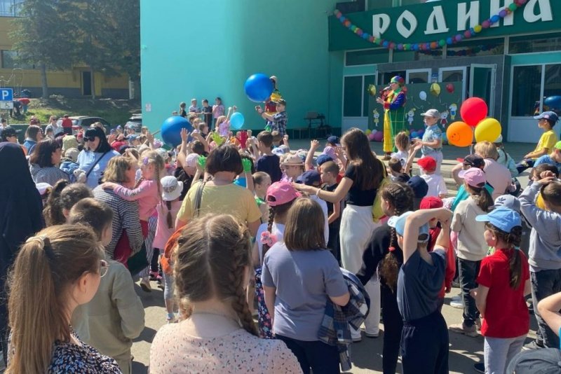 В молодежном центре «Родина» города Бийска сотрудники Госавтоинспекции провели для малышей праздник детства